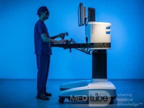 Position debout à la console de CMR Surgical