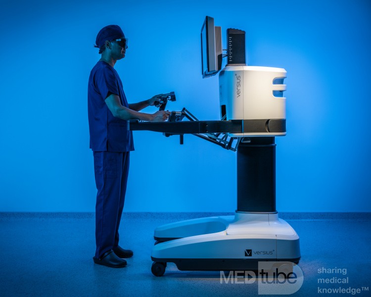 Position debout à la console de CMR Surgical